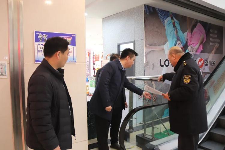 鄒平市市場監管局：強化監管“不缺位” 嚴把節前“安全關”(圖2)